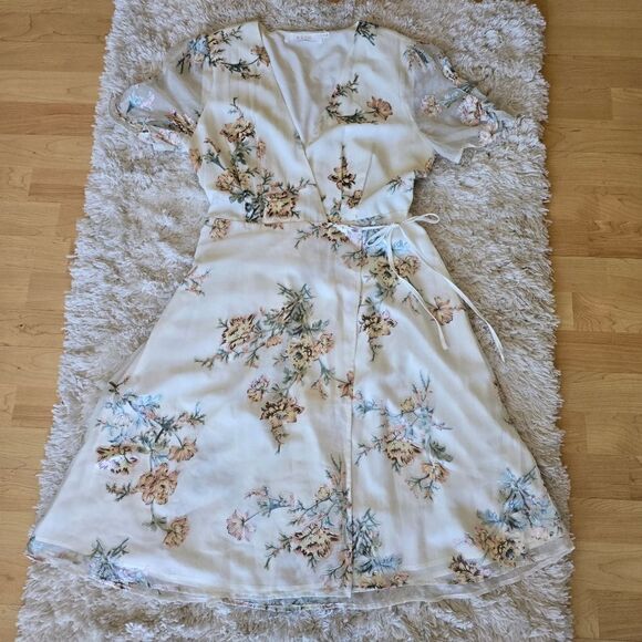 ASTR tha Label Women's Wrapdress Size Medium Floral Print - Picture 3 of 10